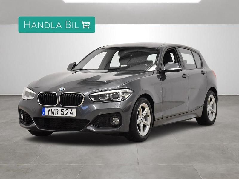 Grå Begagnad 2018 BMW 118 M Sport Halvkombi | 164 700 kr (Marknadspris) - Bild 1/4
