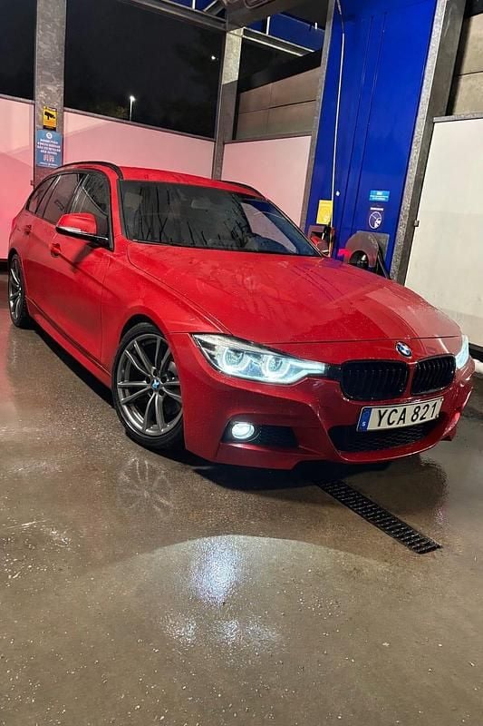 Röd Begagnad 2017 BMW 330 Kombi | 209 900 kr (Marknadspris) - Bild 1/4