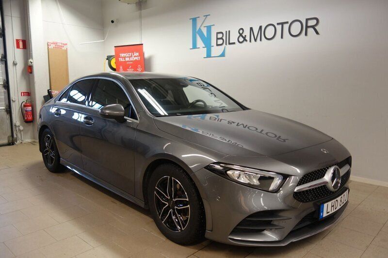 Mörkgrå (gråmetallic ) Begagnad 2021 Mercedes A180 AMG Sedan | 289 900 kr (Marknadspris) - Bild 1/4