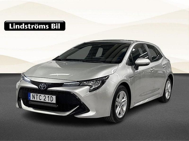 Silver Begagnad 2021 Toyota Corolla Hybrid Active Halvkombi | 219 000 kr (Marknadspris) - Bild 1/3