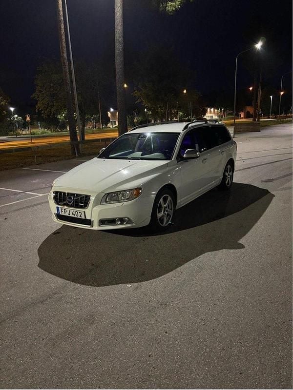 Vit Begagnad 2013 Volvo V70 R-Design Kombi | 65 000 kr (Bra pris) - Bild 1/4