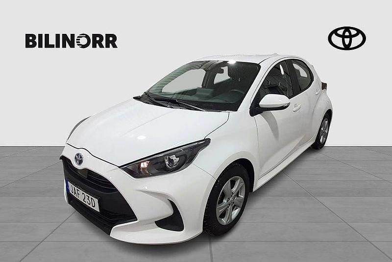 Vit Begagnad 2023 Toyota Yaris Hybrid Active Halvkombi | 219 900 kr (Marknadspris) - Bild 1/4