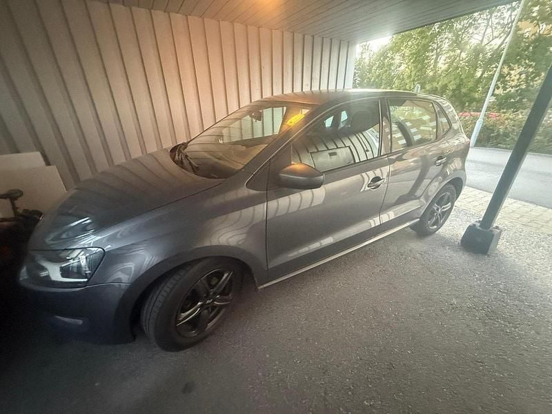 Grå Begagnad 2013 VW Polo Halvkombi | 69 990 kr (Marknadspris) - Bild 1/4