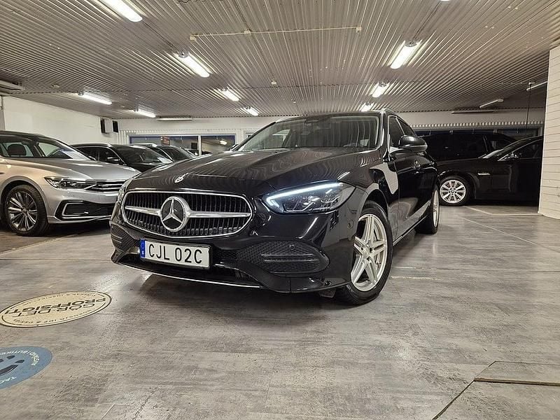 Svart Begagnad 2023 Mercedes C300e Avantgarde Kombi | 359 000 kr (Superpris) - Bild 1/4