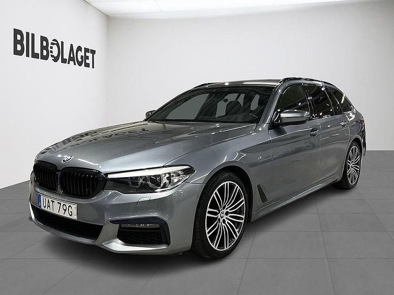 Blå Begagnad 2020 BMW 520 M Sport Kombi | 319 800 kr (Marknadspris) - Bild 1/4
