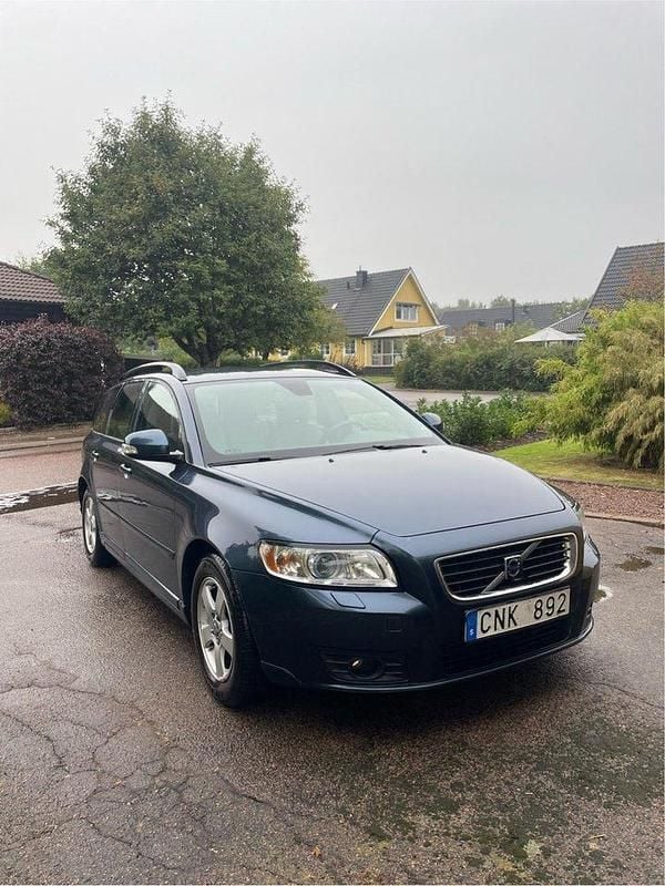 Blå Begagnad 2010 Volvo V50 Momentum Kombi | 35 000 kr (Marknadspris) - Bild 1/4