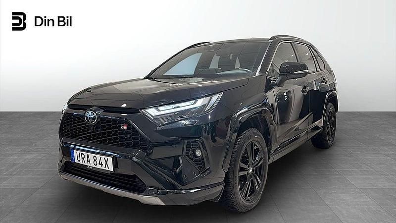 Attitude black metallic Begagnad 2024 Toyota RAV4 Hybrid Sport SUV | 469 900 kr (Bra pris) - Bild 1/4