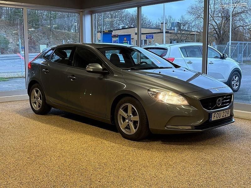 Grå Begagnad 2015 Volvo V40 Kinetic Halvkombi | 59 900 kr - Bild 1/4
