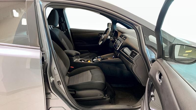 Begagnad Nissan Leaf N-Connecta 110 kW (150 HK) 2022 Svart Halvkombi