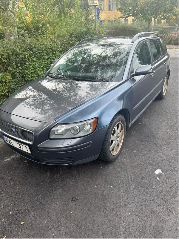 Grå Begagnad 2006 Volvo V50 Kombi | 19 500 kr (Bra pris) - Bild 1/4