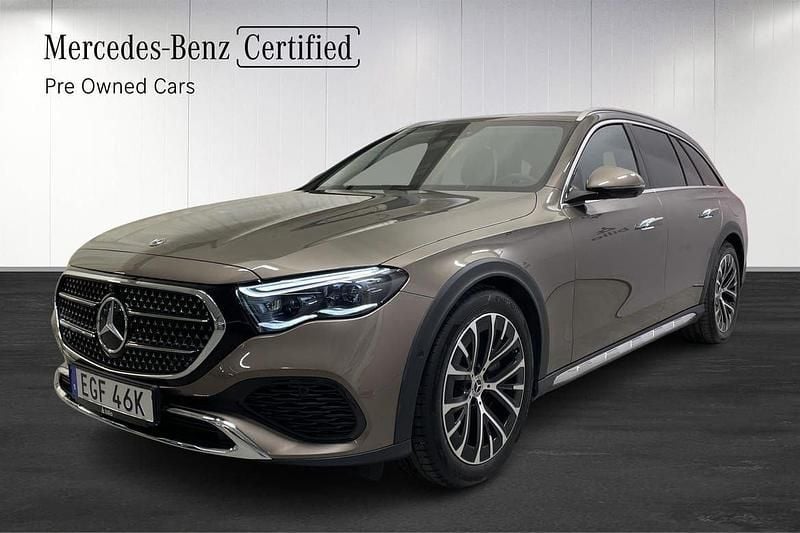 Brun Begagnad 2024 Mercedes E300 SUV | 749 900 kr (Lite dyr) - Bild 1/4