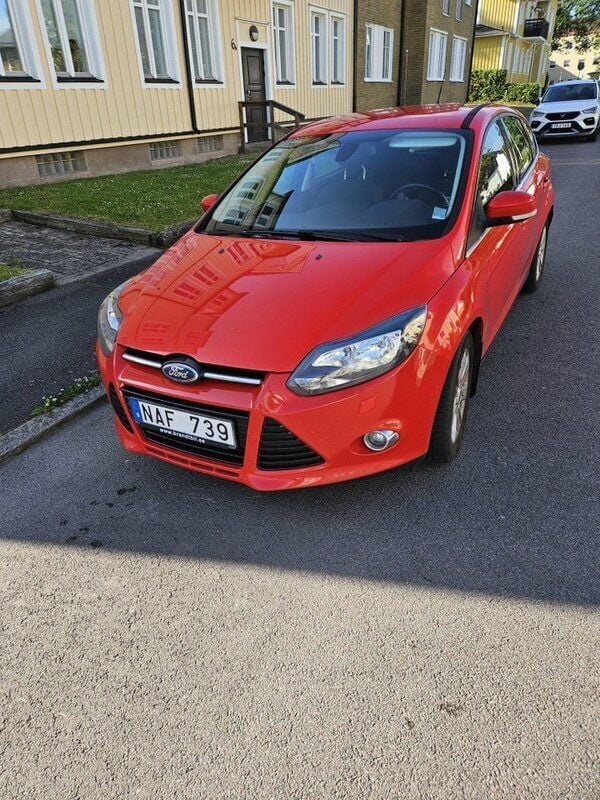 Röd Begagnad 2013 Ford Focus Halvkombi | 50 000 kr (Bra pris) - Bild 1/4