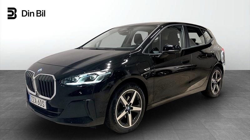 Svart Begagnad 2022 BMW 225 Active Tourer Minibuss | 294 900 kr (Marknadspris) - Bild 1/4