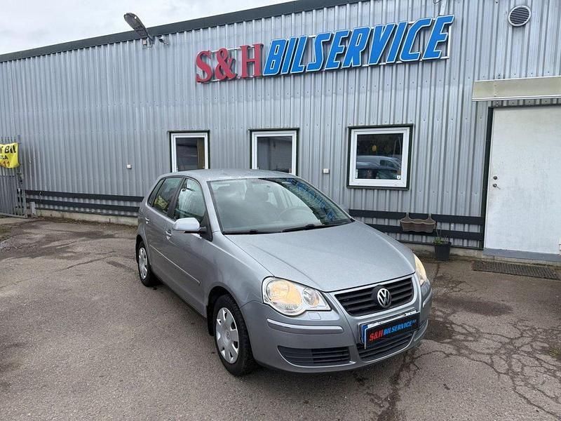 Silver Begagnad 2006 VW Polo Comfortline Halvkombi | 23 900 kr (Marknadspris) - Bild 1/4