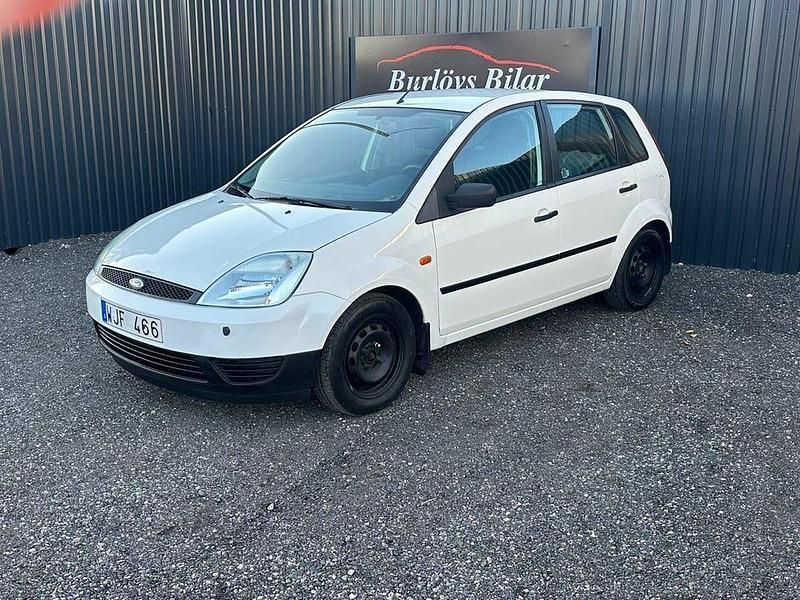 Vit Begagnad 2004 Ford Fiesta Halvkombi | 18 800 kr (Marknadspris) - Bild 1/4
