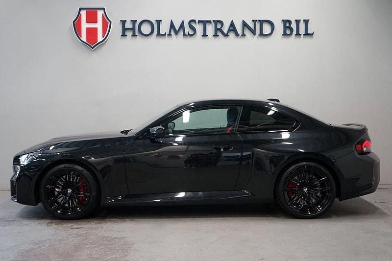Svart Begagnad 2023 BMW M2 Comfort Edition Sportkupé | 729 900 kr (Marknadspris) - Bild 1/4