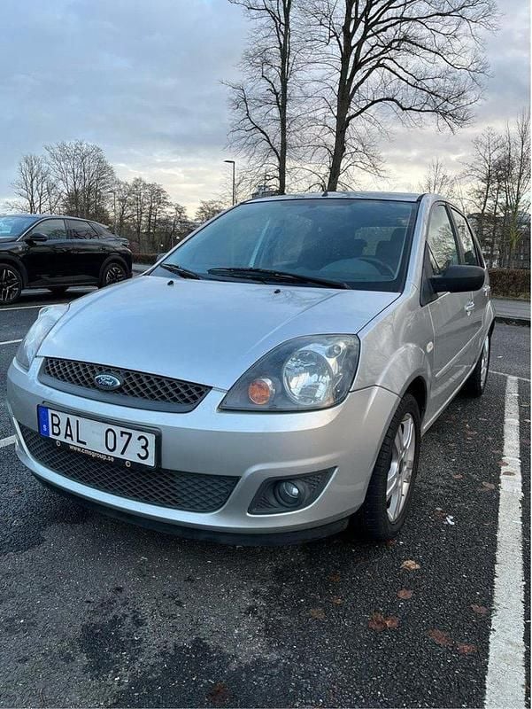Grå Begagnad 2008 Ford Fiesta Halvkombi | 29 000 kr (Marknadspris) - Bild 1/4