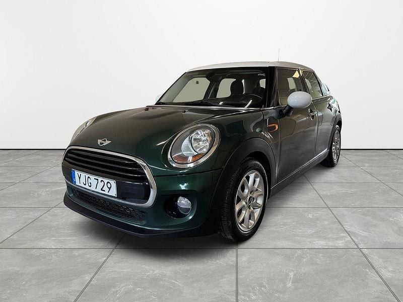 Grön Begagnad 2016 Mini Cooper Pepper Halvkombi | 104 900 kr (Marknadspris) - Bild 1/4