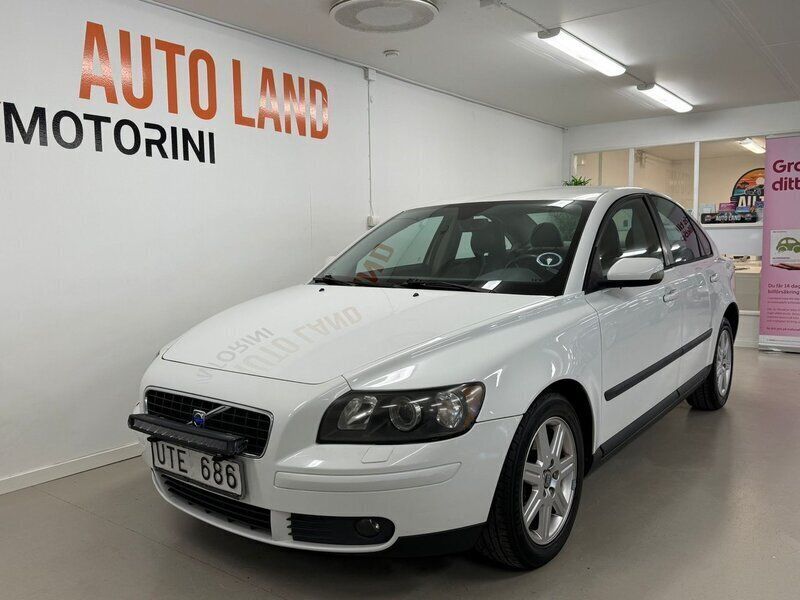 Vit Begagnad 2004 Volvo S40 Sedan | 49 800 kr (Lite dyr) - Bild 1/4