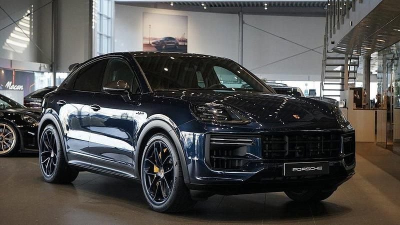 Mörkblå Begagnad 2024 Porsche Cayenne Turbo E-Hybrid SUV | 2 195 000 kr - Bild 1/4