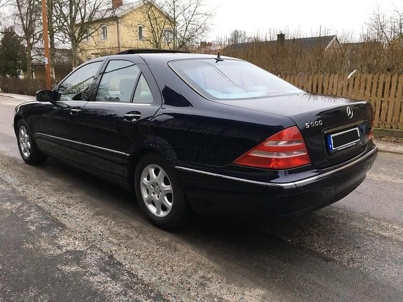 Begagnad Mercedes S500 306 HK (225 kW) 2002 Mycket fin mörkblå i bra skick Sedan