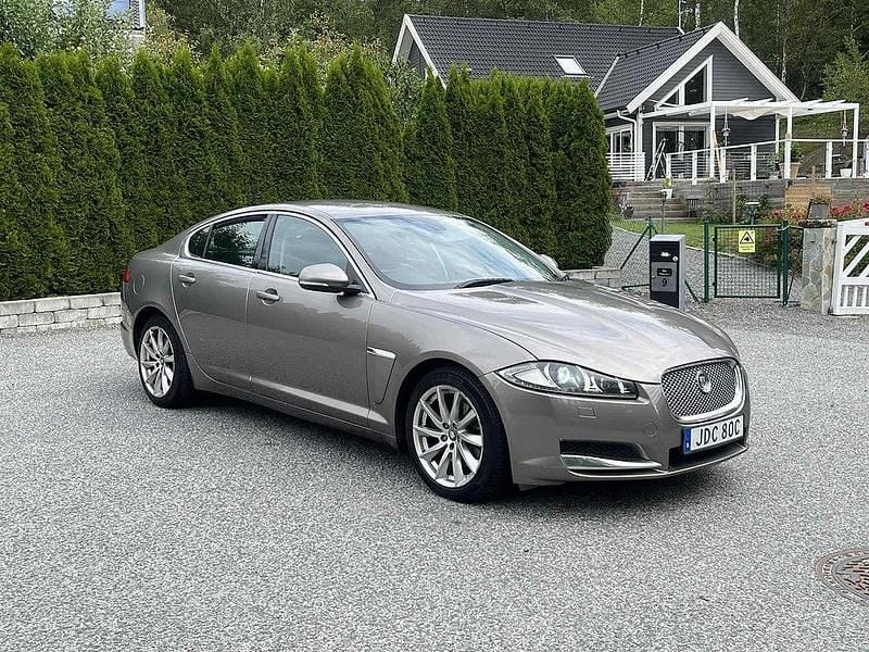 Grå Begagnad 2012 Jaguar XF Luxury Sedan | 89 900 kr - Bild 1/4