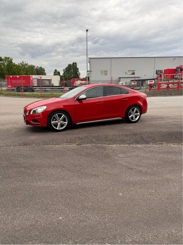 Röd Begagnad 2011 Volvo S60 R-Design Sedan | 79 900 kr (Bra pris) - Bild 1/4