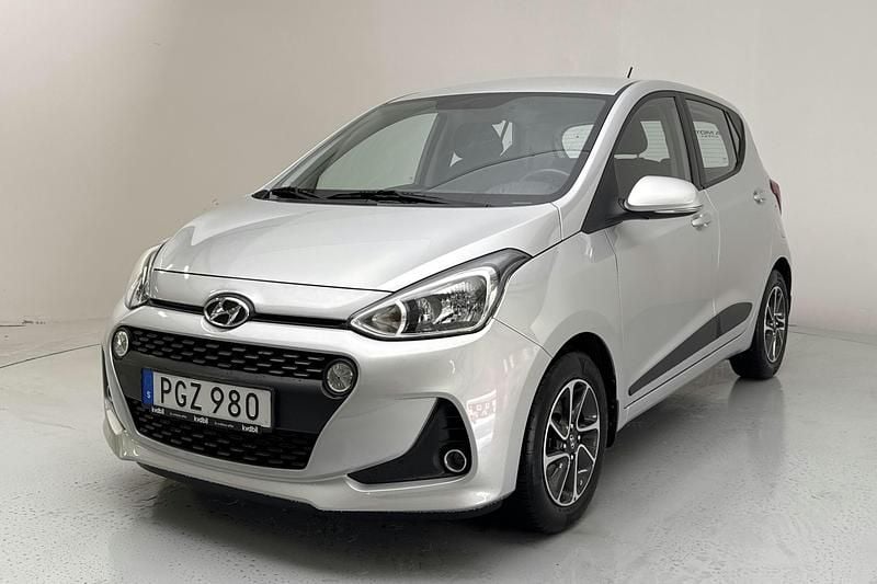Silver Begagnad 2017 Hyundai i10 Halvkombi | 84 800 kr - Bild 1/4