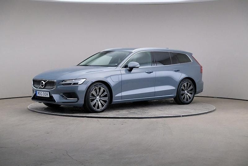 Grå Begagnad 2021 Volvo V60 Inscription Kombi | 335 000 kr (Marknadspris) - Bild 1/4