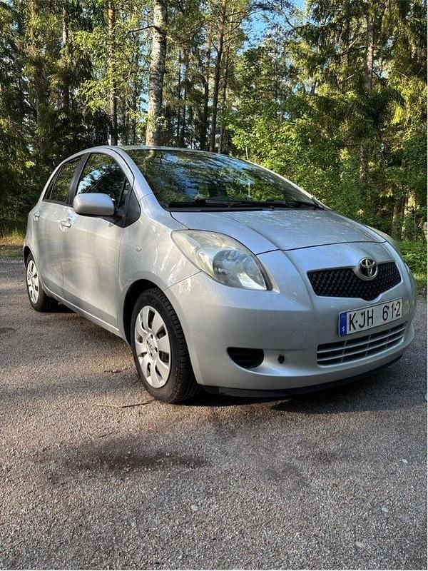 Silver Begagnad 2007 Toyota Yaris Halvkombi | 34 900 kr (Bra pris) - Bild 1/4