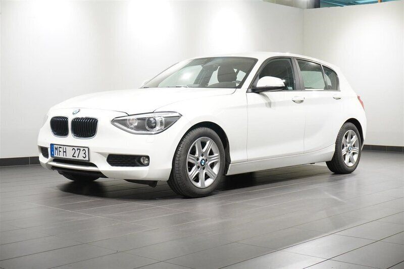 Färg: vit Begagnad 2013 BMW 116 Halvkombi | 99 800 kr (Marknadspris) - Bild 1/2