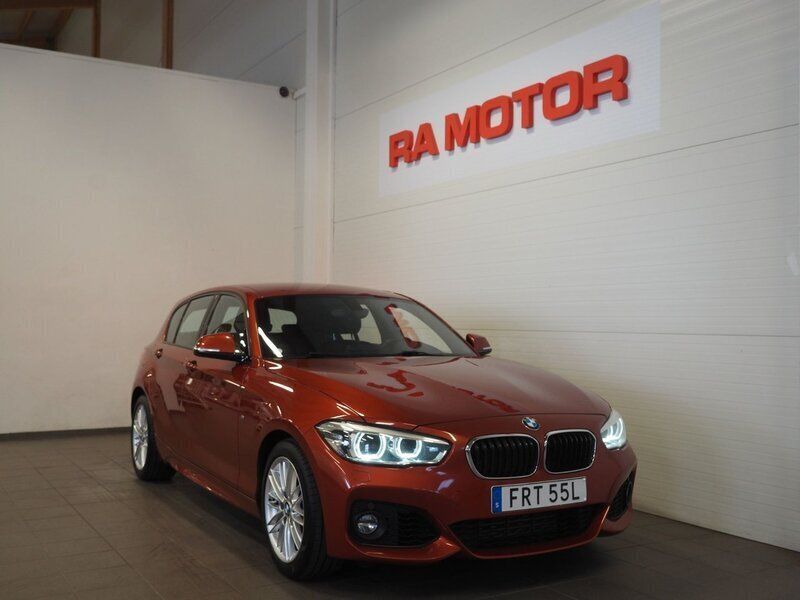 Orange Begagnad 2019 BMW 118 Shadowline Halvkombi | 164 900 kr (Bra pris) - Bild 1/3
