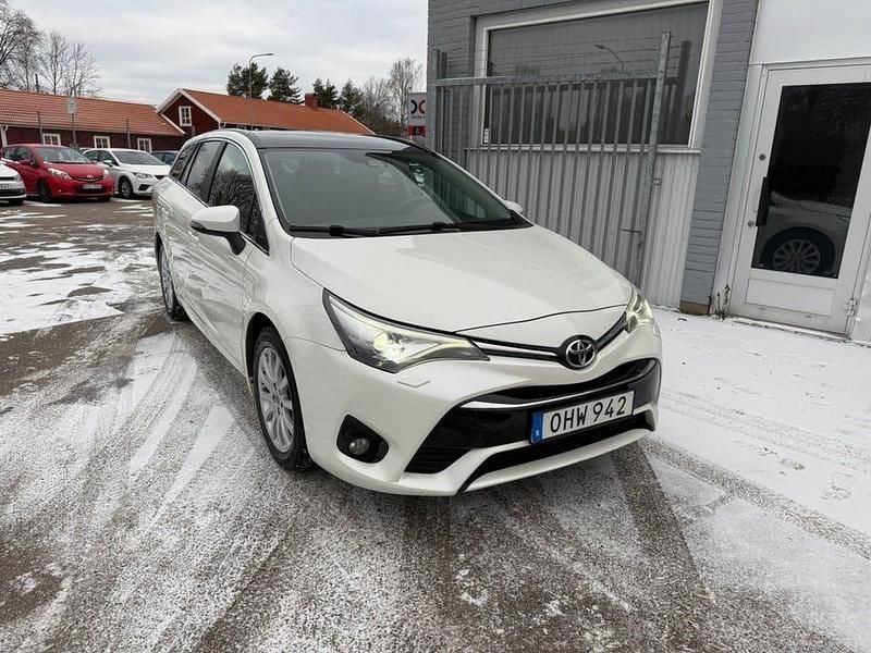 Vit Begagnad 2016 Toyota Avensis Active Kombi | 159 900 kr (Marknadspris) - Bild 1/4