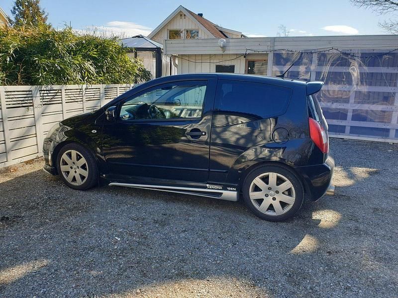 Svart Begagnad 2004 Citroën C2 VTR Sport Halvkombi | 15 000 kr (Superpris) - Bild 1/4
