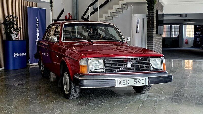 Röd Begagnad 1979 Volvo 244 Sedan | 89 900 kr - Bild 1/4