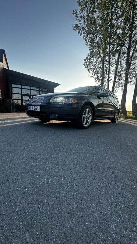 Blå Begagnad 2007 Volvo V70 Momentum Kombi | 52 000 kr (Marknadspris) - Bild 1/4