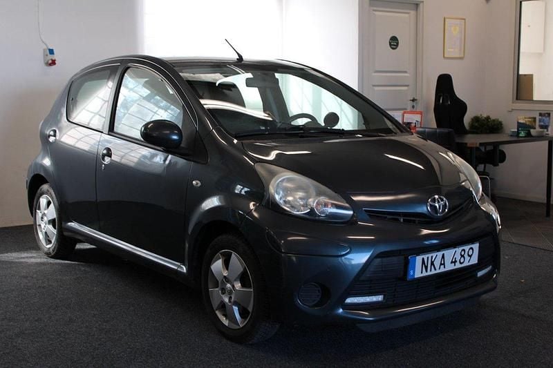 Mörkgrå Begagnad 2013 Toyota Aygo Halvkombi | 29 900 kr (Marknadspris) - Bild 1/4