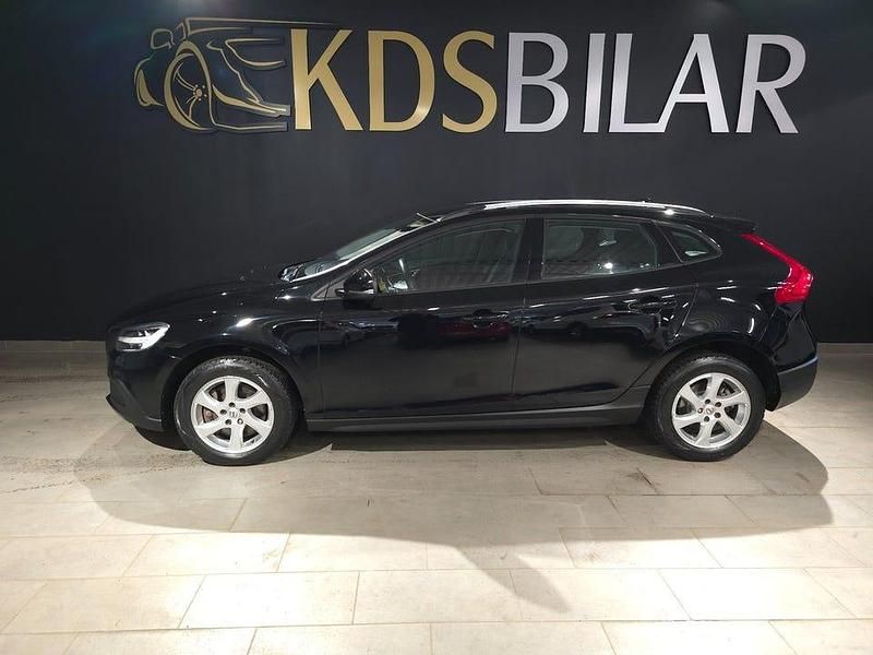 Svart Begagnad 2017 Volvo V40 CC Momentum Kombi | 149 900 kr (Marknadspris) - Bild 1/4