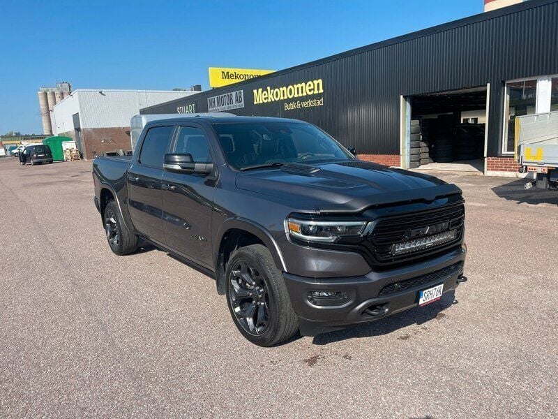 Grå Begagnad 2021 Dodge Ram Limited Pickup | 885 000 kr - Bild 1/4