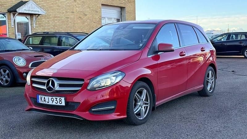 Begagnad Mercedes B180 Urban 123 HK (90 kW) 2015 Röd Minibuss