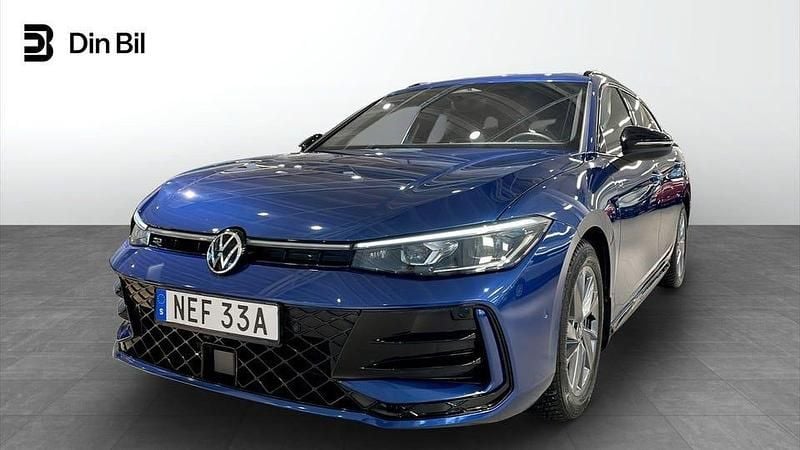 Blå Begagnad 2025 VW Passat Style Kombi | 439 900 kr (Marknadspris) - Bild 1/4