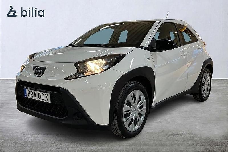 Vit Begagnad 2022 Toyota Aygo X Play SUV | 149 900 kr (Marknadspris) - Bild 1/4