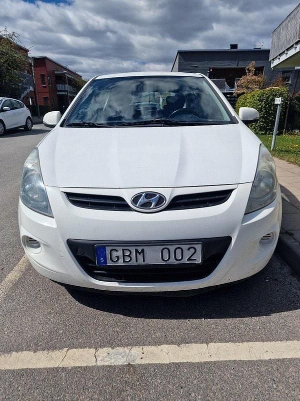 Vit Begagnad 2011 Hyundai i20 Halvkombi | 32 500 kr (Marknadspris) - Bild 1/4
