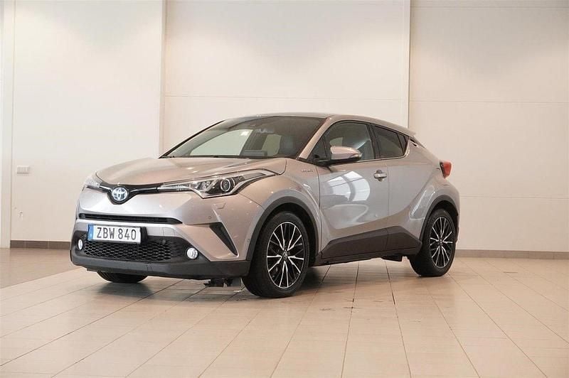 Mörkgrå Begagnad 2017 Toyota C-HR Executive SUV | 206 800 kr (Marknadspris) - Bild 1/4