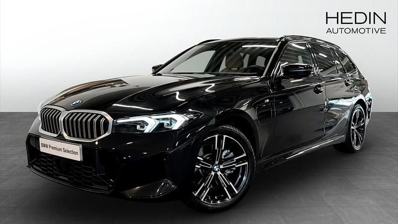 Svart (black) Begagnad 2025 BMW 330e Comfort Edition Kombi | 534 700 kr (Superpris) - Bild 1/4