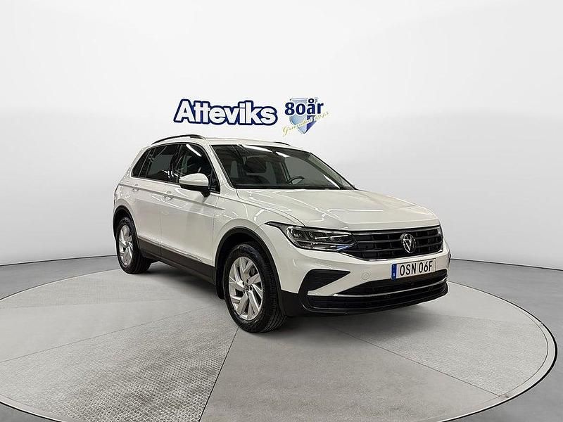 Vit Begagnad 2022 VW Tiguan SUV | 314 900 kr (Marknadspris) - Bild 1/4