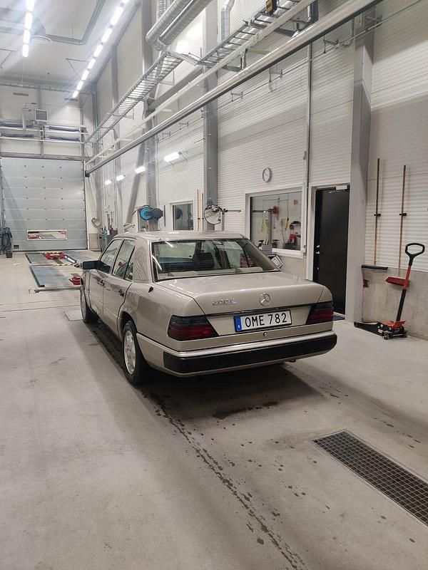 Begagnad Mercedes E200 118 HK (86 kW) 1990