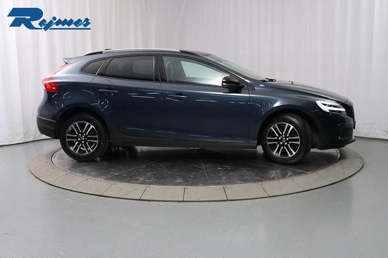Begagnad Volvo V40 CC 152 HK (111 kW) 2018 Mörkblå Kombi