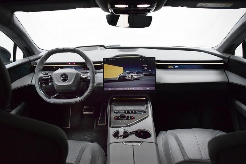 Begagnad Lotus Emeya 450 kW (612 HK) 2024 Stellar black metallic Halvkombi