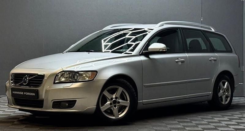 Grå Begagnad 2012 Volvo V50 Standard Kombi | 59 900 kr (Marknadspris) - Bild 1/4